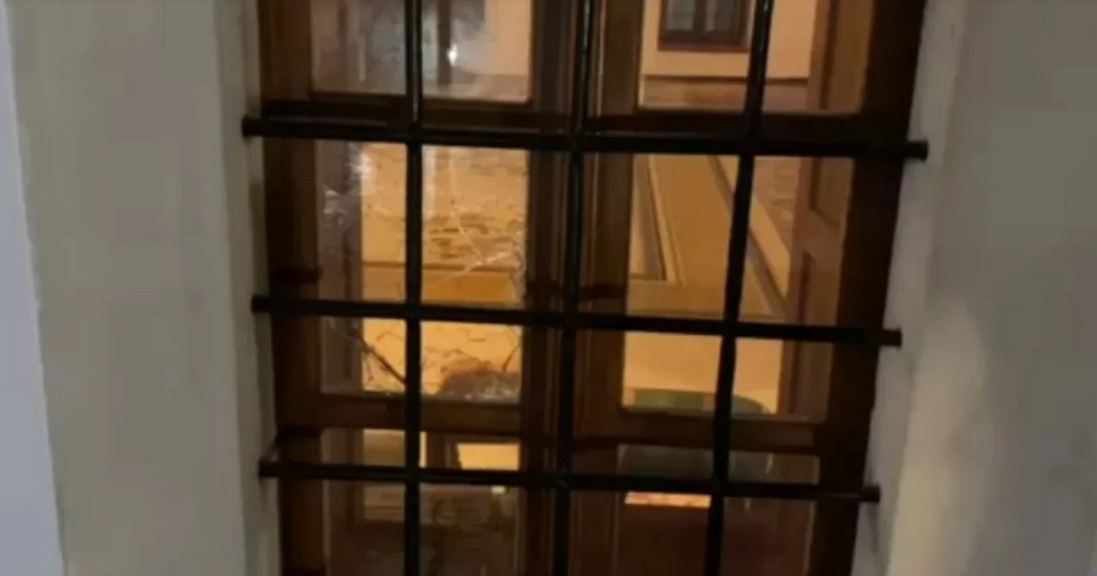 Razbijeno staklo na džamiji u Mostaru